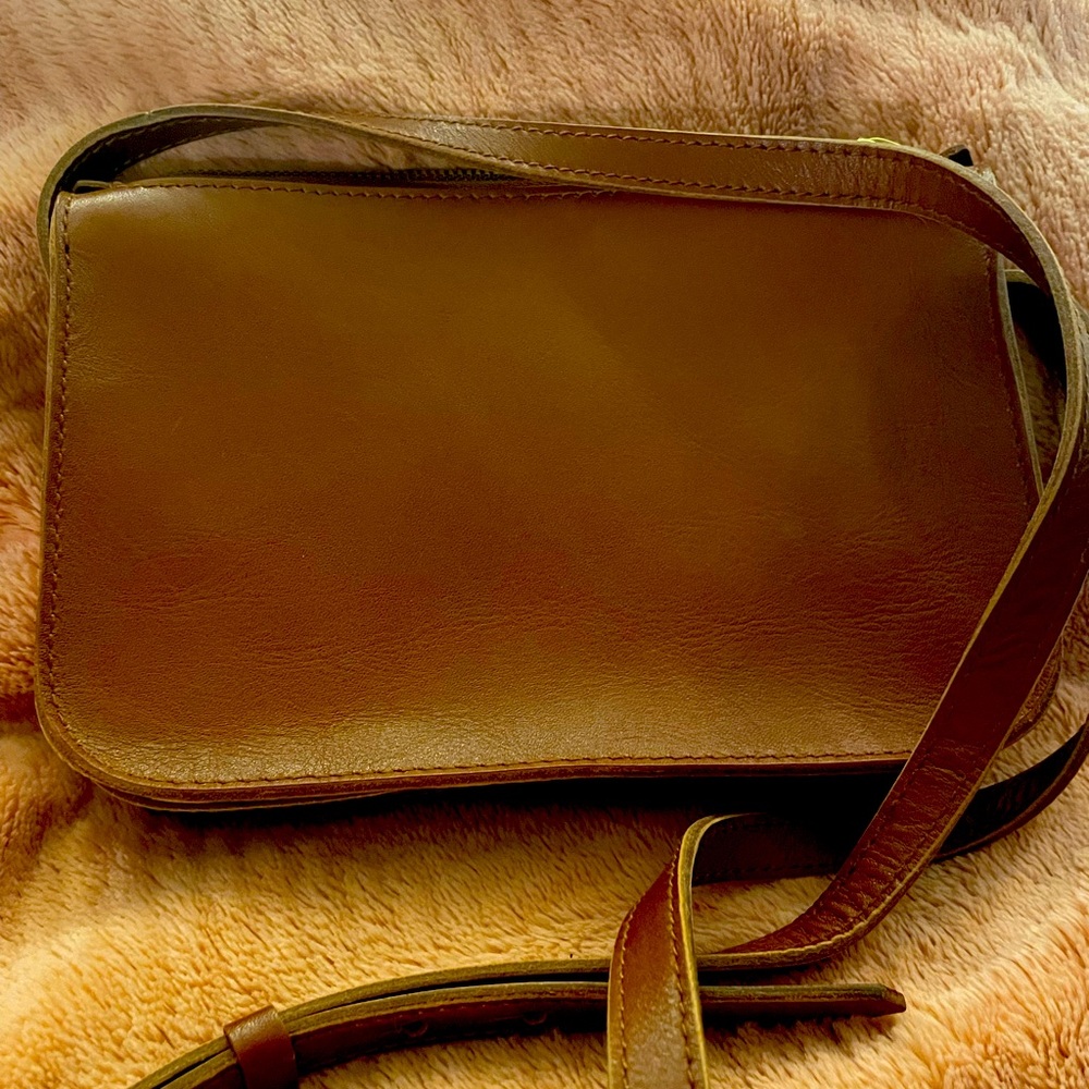 Madewell brown leather crossbody bag. 6x9. Great condition. Details in photos.